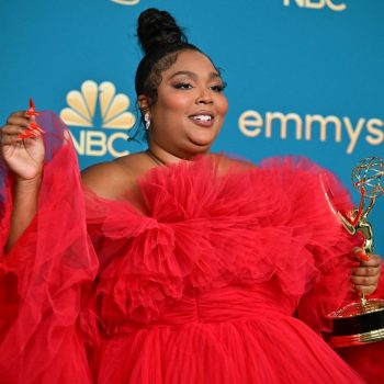 Червената рокля на Lizzo на наградите Emmy плени сърцата ни