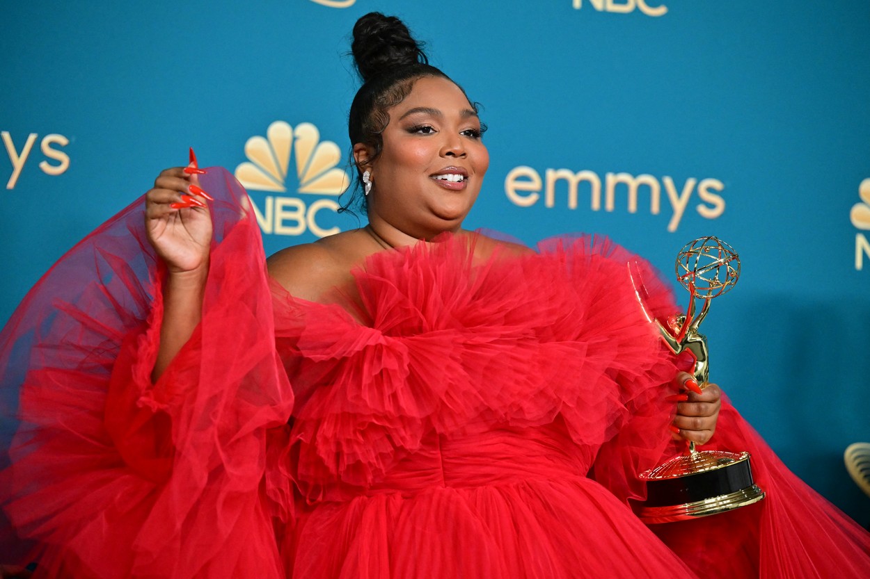 Червената рокля на Lizzo на наградите Emmy плени сърцата ни