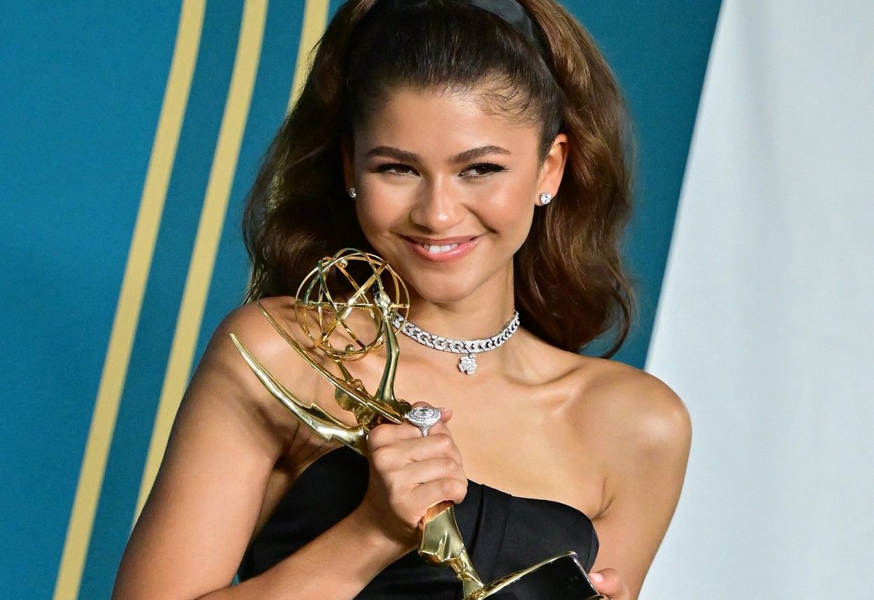 Весела, празнична и лека атмосфера бе обзела 74-ото издание на наградите Emmy, най-важното събитие в американската телевизия.