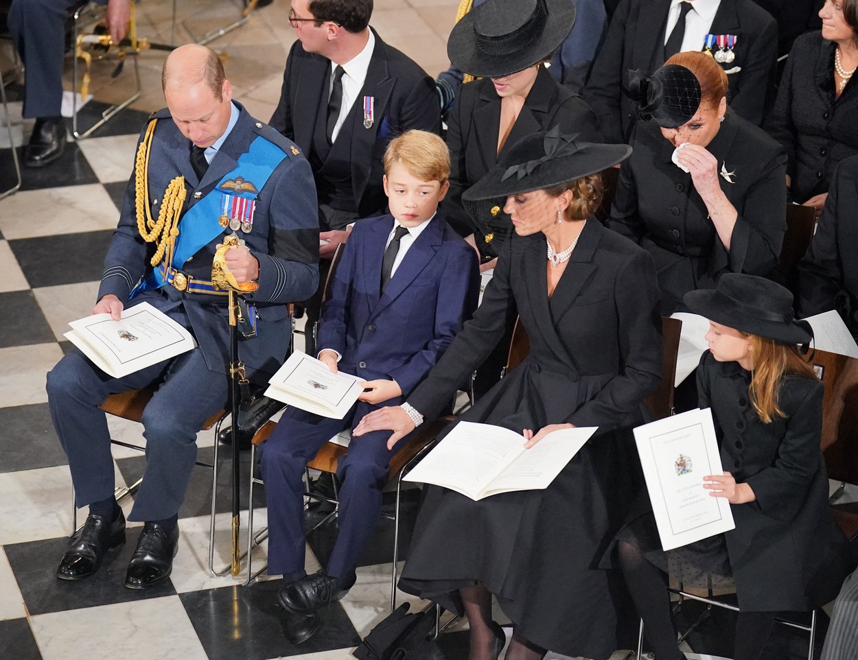 Присъствието на принц Джордж и принцеса Шарлот е изключително деликатен момент за монархията
