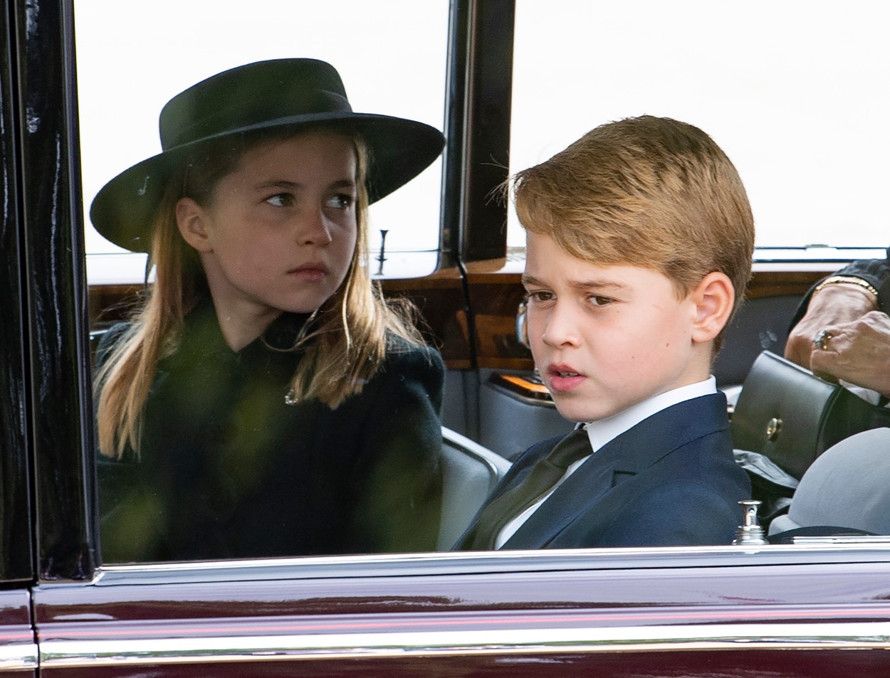 Мнозина забелязаха елегантността на малката Шарлот, която придружи ковчега на кралицата до Уестминстърското абатство заедно с брат си – принц Джордж, на 9 години.