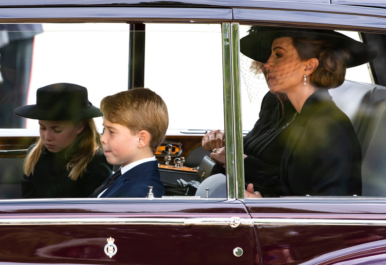 Наследниците на най-новите принц и принцеса на Уелс пристигнаха с кола, заедно с майка си.