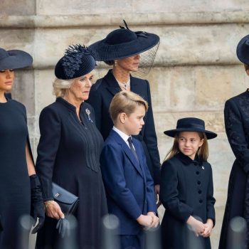 Малката принцеса Шарлот е безупречна на погребението на прабаба си