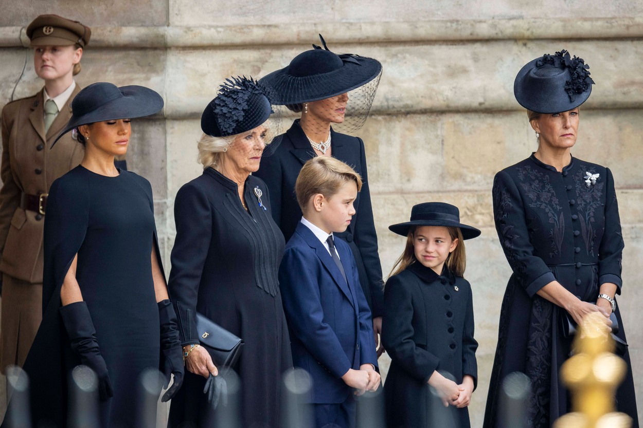 Малката принцеса Шарлот е безупречна на погребението на прабаба си