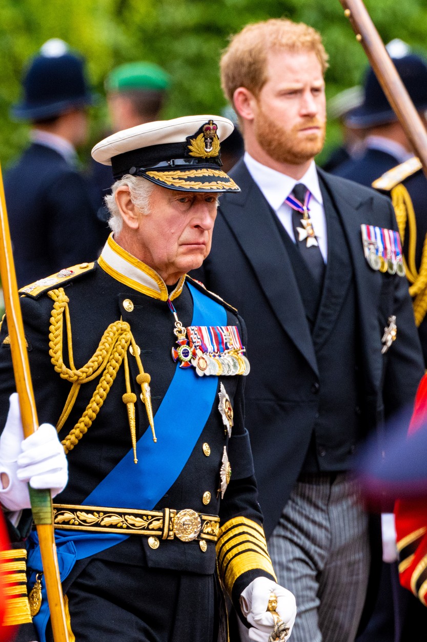 Инициалите „ER“ на униформата се носят само от онези, които са „в служба“ на монарха