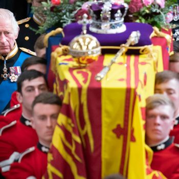 Кралица Елизабет II бе официално погребана в Уиндзор