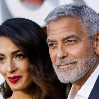Амал Клуни блести в рокля на Alexander McQueen