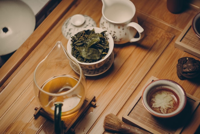 В допълнение към детоксикиращите, пречистващи и дрениращи свойства, зеленият чай е чудесен и за кожата на лицето ни.