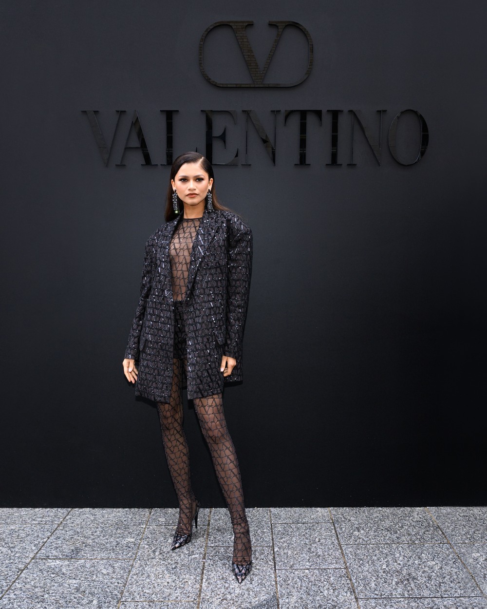 Добре знаем,че актрисата е лице на модния бранд и в повечето си изяви носи прекрасните тоалети на Valentino, докато участва в кампаниите, така че няма как да липсва на първия ред.