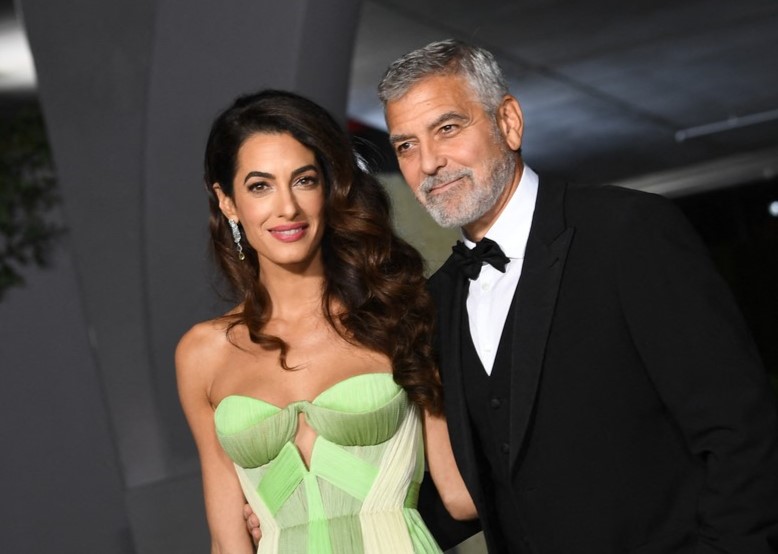 Според собствените разкази на Джордж Клуни, той се справя чудесно, изправен пред малките и големите ежедневни предизвикателства.