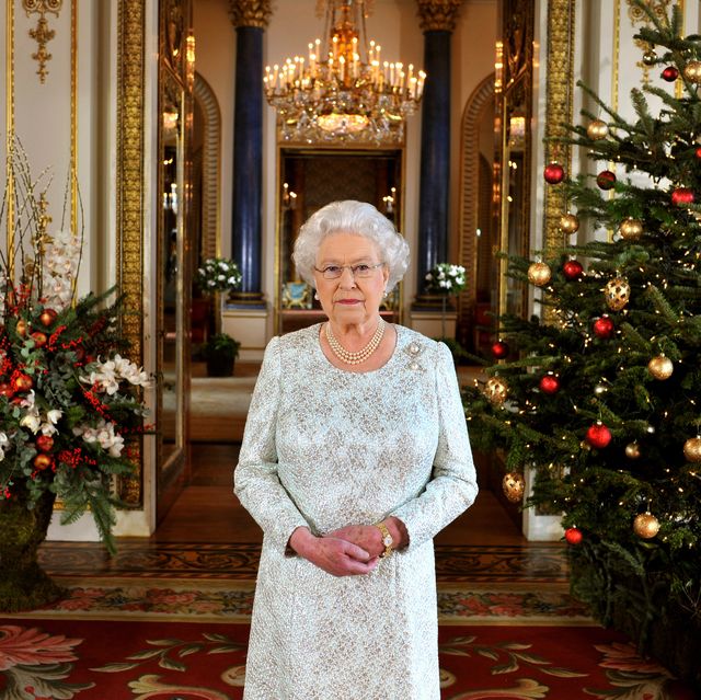 Четириметрово дърво стои в Кралската трапезария, която е украсена за случая със скъпоценен сербърен сервиз от Кралската колекция, изложен на видно място - на масата в стаята, в знак на почит към крал Джордж V и кралица Мери, за техния сребърен юбилей.