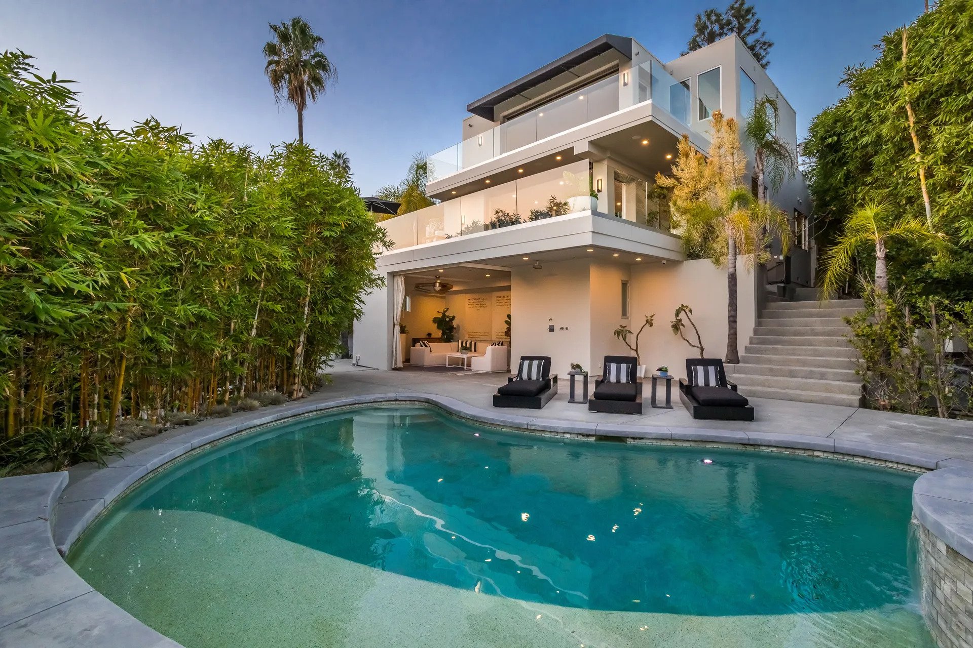Сега имението на Хари в Лос Анджелис отново се продава, след като звездата го купи през 2016 г. за 6,9 милиона долара.
