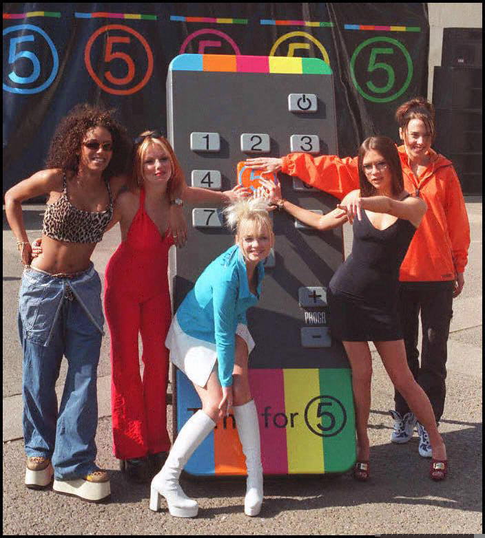 В понеделник Дейвид Бекъм сподели видеото в Instagram, включващо съпругата му Викория Бекъм, известна още като Posh Spice, танцуваща на хитовата песен от 1996 г. „Say You’ll Be There“ заедно с Мелани Чизхолм, Ема Бънтън и рожденничката Халиуел.