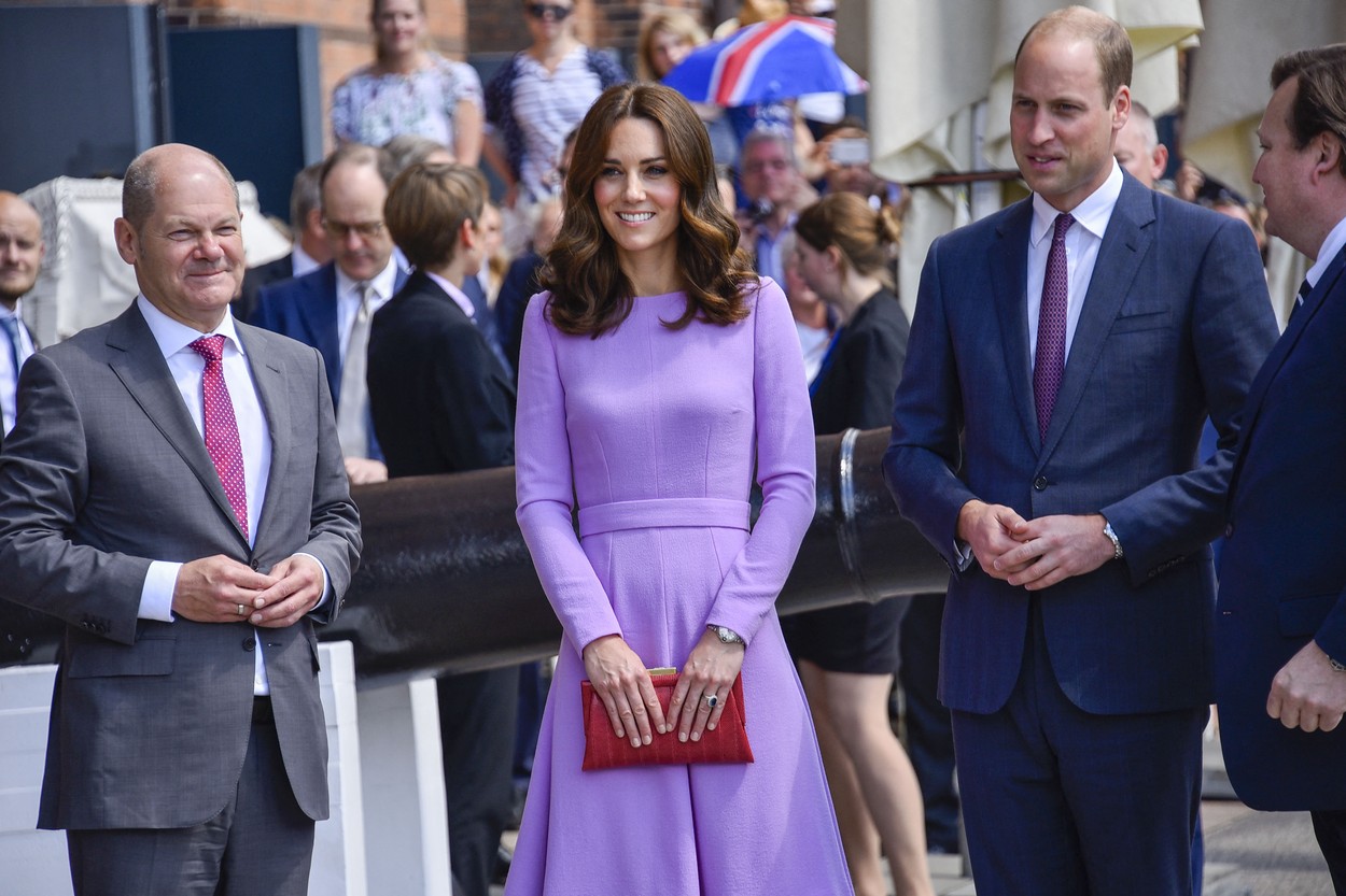 Скорошна анкета разкри, че Уилям и Кейт в момента са най-полулярни и обичани сред британските кралски особи. 
