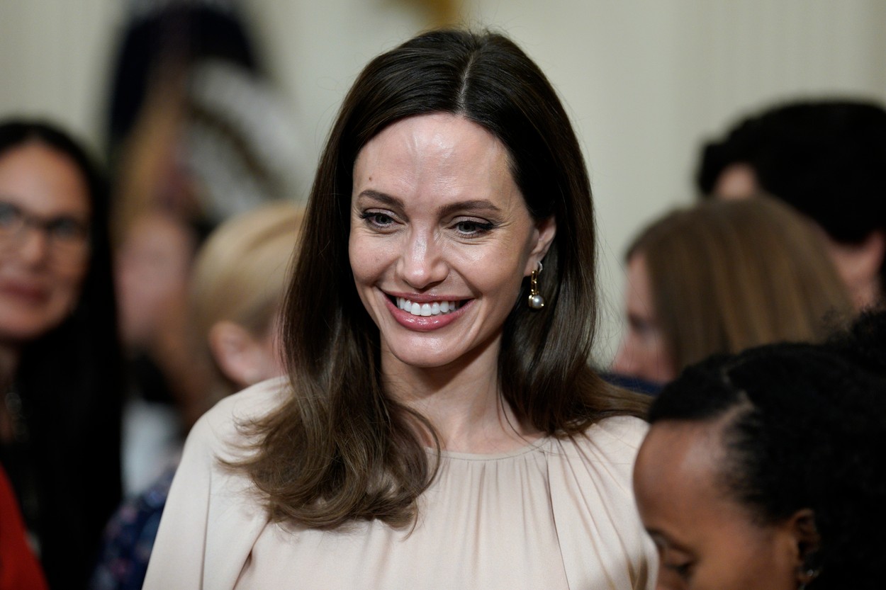 Анджелина Джоли носи шикозно палто Max Mara в Ел Ей