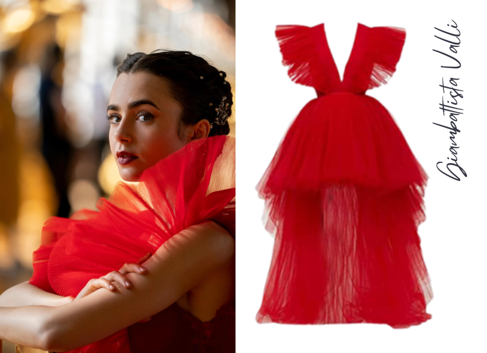Точно така, Емили избира да носи творенията на Giambattista Valli. Всъщност във втория сезон Лили Колинс носи рокля от червен тюл, присъстваща в колекцията Giambattista Valli x H&M, характеризираща се с драматично деколте и асиметричен подгъв, който пада под формата на обемен шлейф.