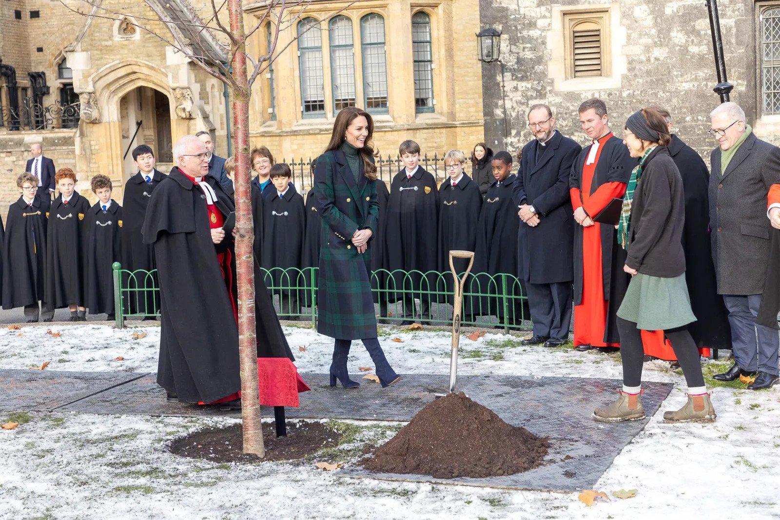 Принцесата на Уелс засади диво черешово дърво в чест на покойната кралица извън Уестминстърското абатство като част от инициативата „QGC“, присъща на Обединеното кралство и цялата британска общност.