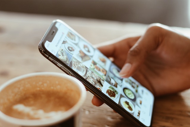 В Instagram се свързваме главно от мобилното приложение, а часовете отразяват моментите на по-голяма свобода в работата и свободното ни време.