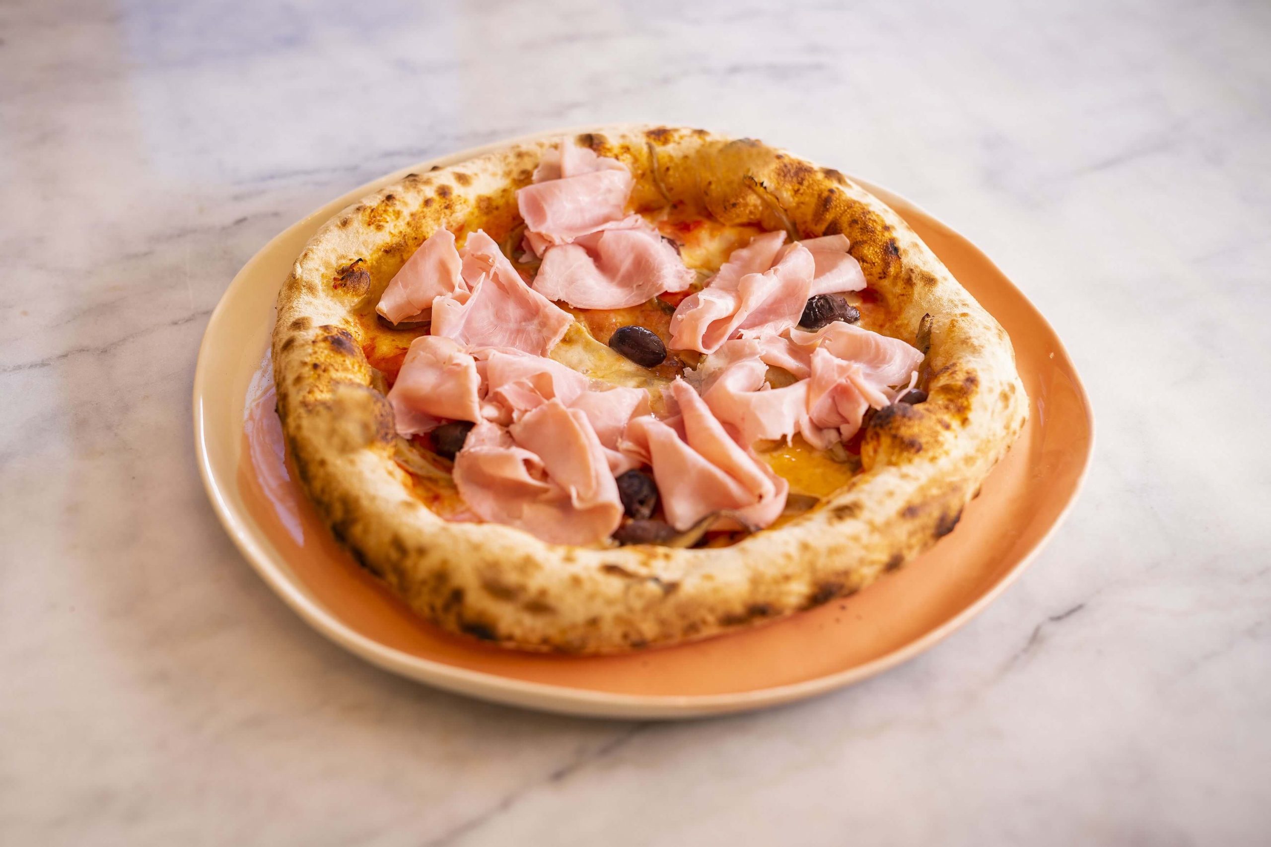 Авторът на всички рецепти и главен виновник за появата на тази автентична пицария в центъра на София се казва Алберто Морело, който три години подред получава Tre Spicchi Gambero Rosso, или най-високото отличие в света на италианската пица. 