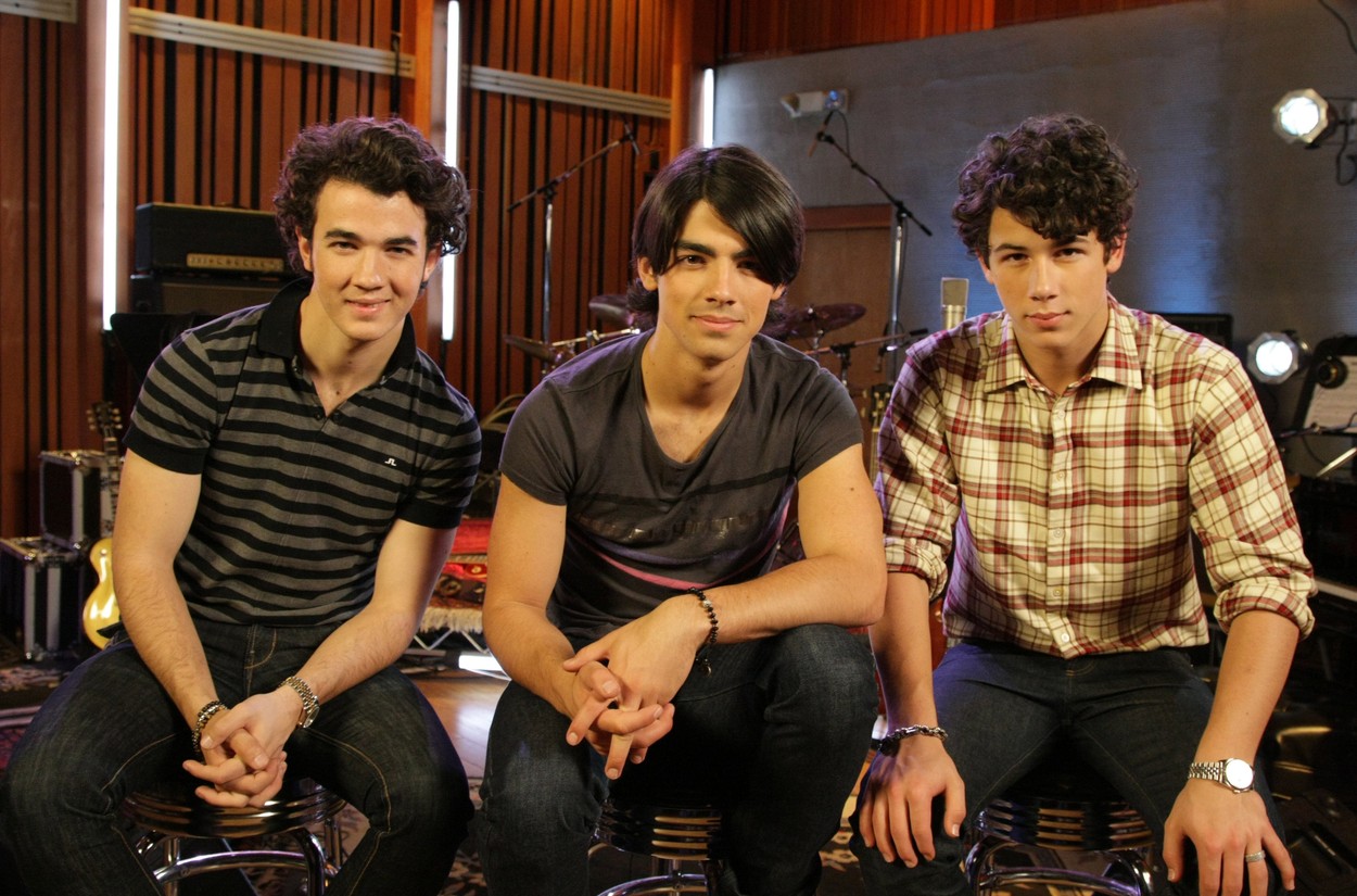 Jonas Brothers: От звезди на Disney Channel до световни имена на музикалната сцена