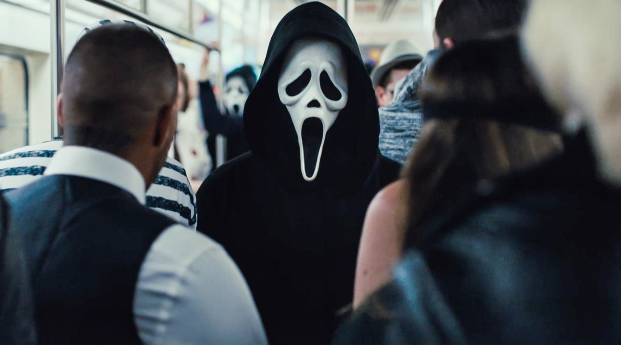 „Преместването на Ghostface“ в Ню Йорк добавя изцяло нов елемент към историята“, разказва актрисата. „Извеждането на героите от малкия град и поставянето им в сърцето на града, който никога не спи, е по-ужасяващо от всякога“, добавя още тя.