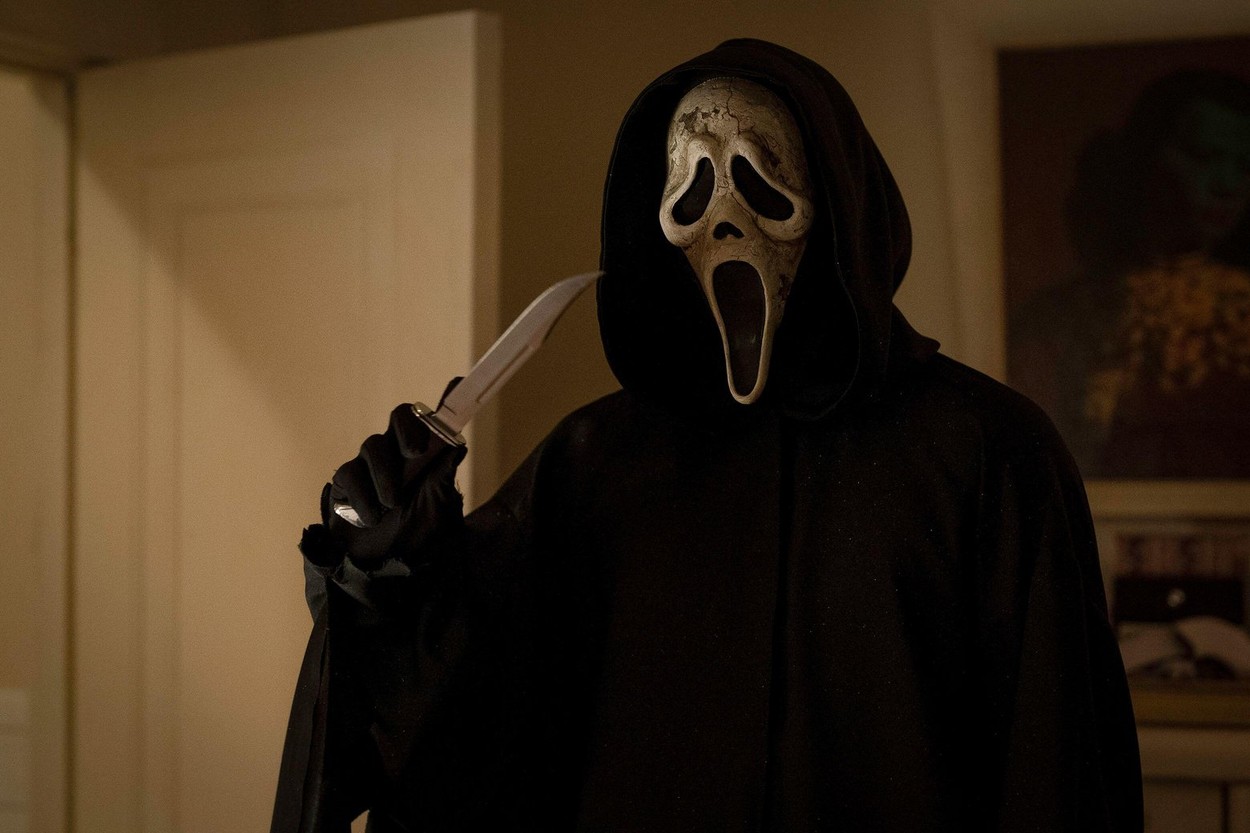 Е, това е ситуацията, пред която са изправени оцелелите от „Scream 5“, които се местят от Уудсбъро, Калифорния в Ню Йорк.