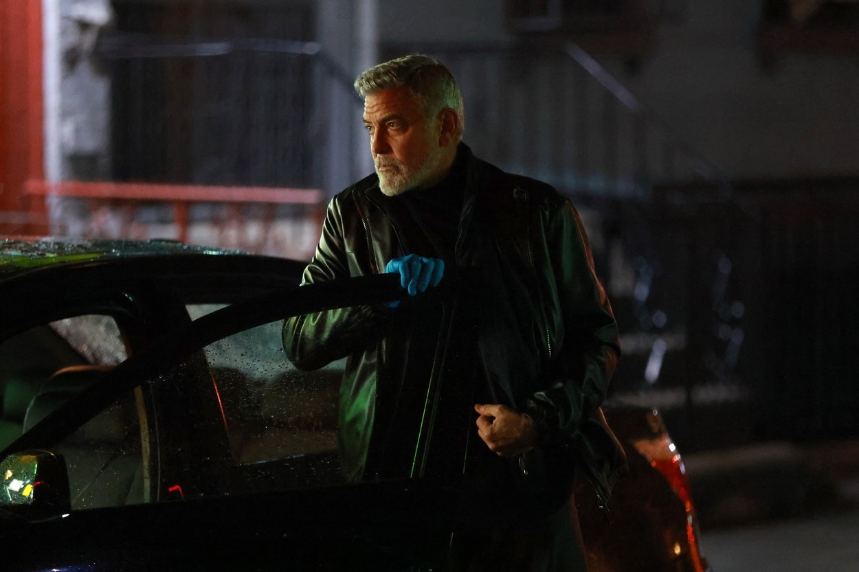 Снимките се осъществяват в квартал Харлем в Ню Йорк, където Брад Пит и Джордж Клуни бяха заснети по време на пауза между дублите. В рамките на филма, на който Пит и колегата му са копродуценти, ще бъде разказана историята на два „самотни вълка“, на които е възложена трънлива задача с неочаквани последици.