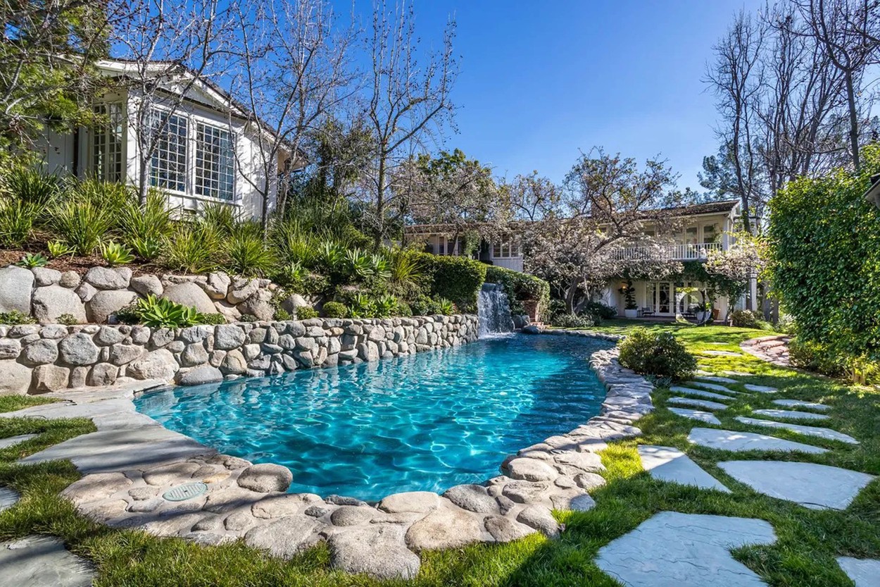 След като прекара 30 години между тези стени, Джим Кери реши да се раздели с любимия си имот. Актьорът е обявил за продажба къщата си в Лос Анджелис за 28,9 милиона долара /26,9 милиона евро/.