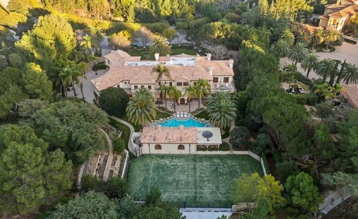 Парис Хилтън няма граници! Американската красавица и съпругът й се готвят да се преместят в огромно имение в Бевърли Хилс, много шикозен квартал на Лос Анджелис.