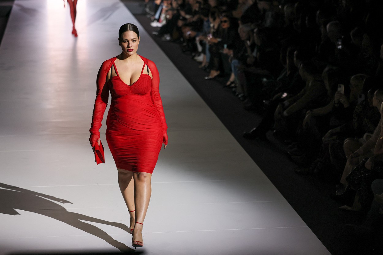 Винаги трябва да обръщаме внимание на цветовете край нас. Особено в модните ревюта на Dolce&Gabbana. И така, първият цвят, който се откроява, е червеният.