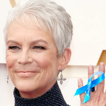 Защо знаменитостите носеха сини панделки на Оскари 2023?