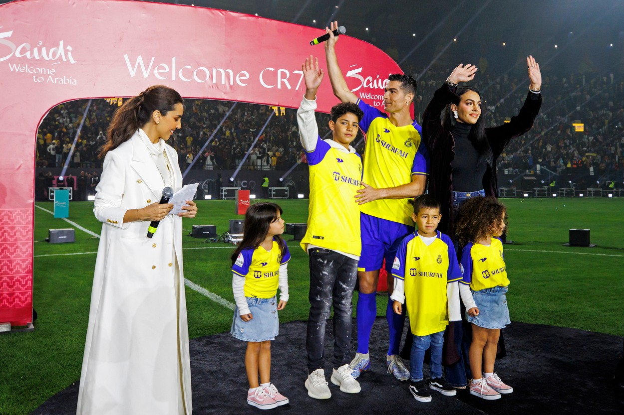  Сега фамилията на Кристиано Роналдо и Джорджина Родригес живее в Саудитска Арабия, защото футболистът се причисли към новия си тим Al-Nassr. 