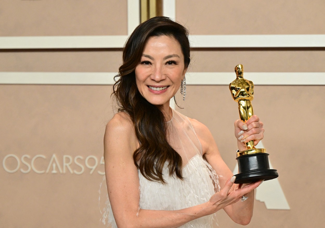 „Всичко навсякъде наведнъж“ успя да грабне още един изключително важен приз, а именно този на Мишел Йео, която се превърна в първата азиатска актриса, спечелила Оскар.