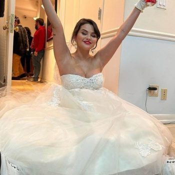 Селена Гомес в очарователна булчинска рокля