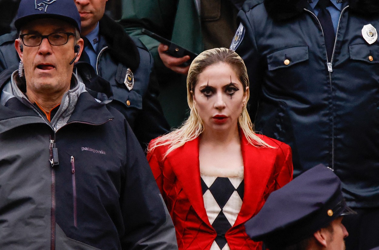 Червен костюм и тъмен грим, така ще опишем образа на Лейди Гага като Харли Куин, поне по първите кадри, които имахме щастието да видим. Певицата бе забелязана по улиците на Ню Йорк тази събота, 25-и март, именно на снимачната площадка на продължението на филма „Жокера“.