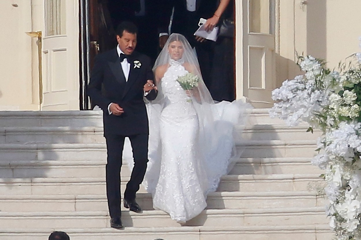 Всички потребители в интернет пространството изразяват своите най-добри пожелания към новата щастлива двойка - София Ричи и Елиът Грейндж. Звездната двойка току-що се ожени в Hotel du Cap-Eden-Roc в Антиб на Френската ривиера.