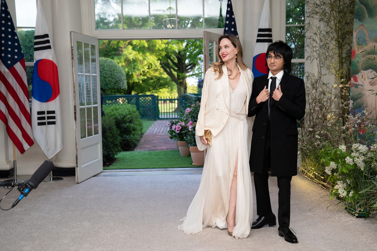 Актрисата се появи като истинска богиня на държавната вечеря, организирана от президента на САЩ – Джо Байдън и съпругата му, първата дама Джил Байдън. Облечена в изящна бяла рокля, съчетана с бял блейзър, суперзвездата участва в срещата в чест на президента на Южна Корея Юн Сук Йол и съпругата му Ким Кеон Хи.