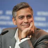 Клуни празнува 24 часа годежа си