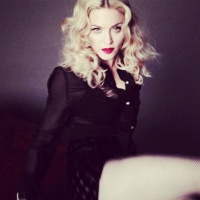 Мадона се фука с гола снимка