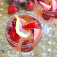 Happy Hour! Сангрия с лимончело, ягоди и розе