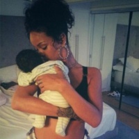 Риана позира гола с бебе в ръце