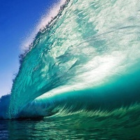 Суровата синя магия на океанските вълни