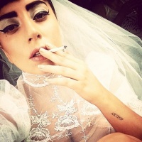 Лейди Гага прави стрийптийз в бар