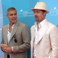 Брад Пит и Мат Деймън водят Клуни на стриптийз