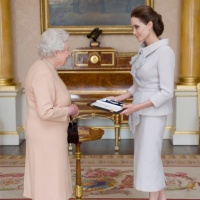 Елизабет II направи Джоли почетна дама