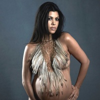 Кортни Кардашиян позира гола и бременна