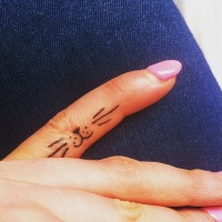 Малки и изящни татуировки върху пръстите