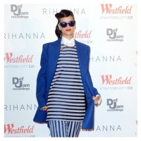 Риана с ревю на лондонската седмица на модата