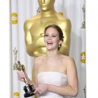Дженифър Лоурънс падна на Оскарите