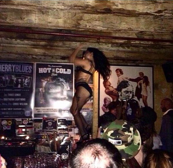 Лейди Гага прави стрийптийз в бар